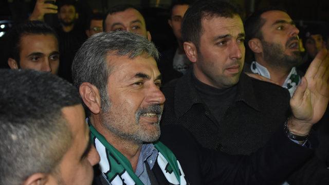 Aykut Kocaman'ı görmek isteyen taraftarın ayağının üstünden polis aracı geçti