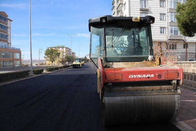 Develi’de sıcak asfalt çalışmaları hız kesmeden devam ediyor