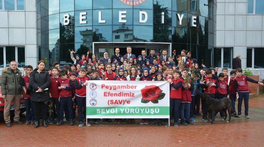 &Ouml;ğrenciler 5 bin &ldquo;g&uuml;l&rdquo; dağıttı