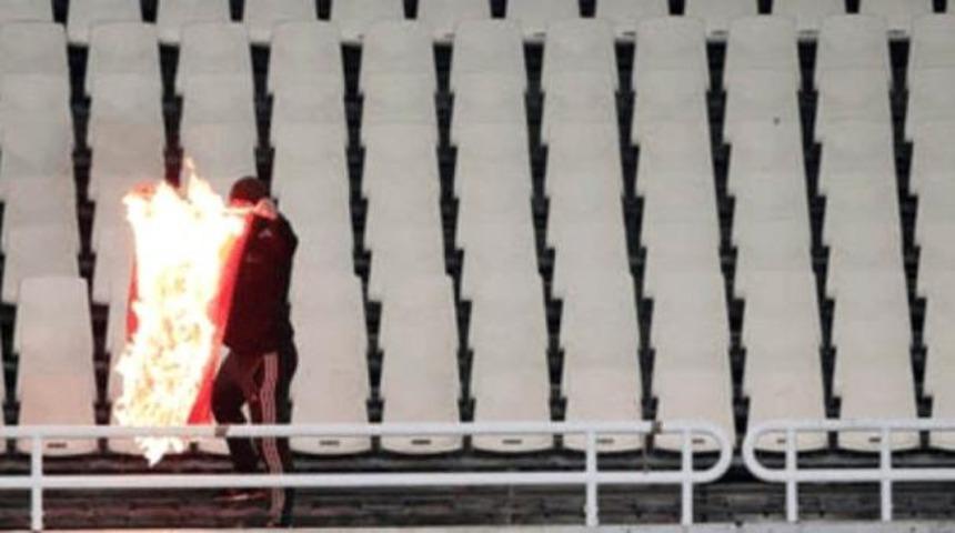 Yunan taraftar trib&uuml;nde T&uuml;rk bayrağı yaktı!