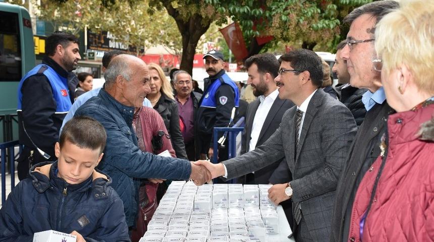 Şehzadeler&rsquo;den vatandaşlara kandil simidi