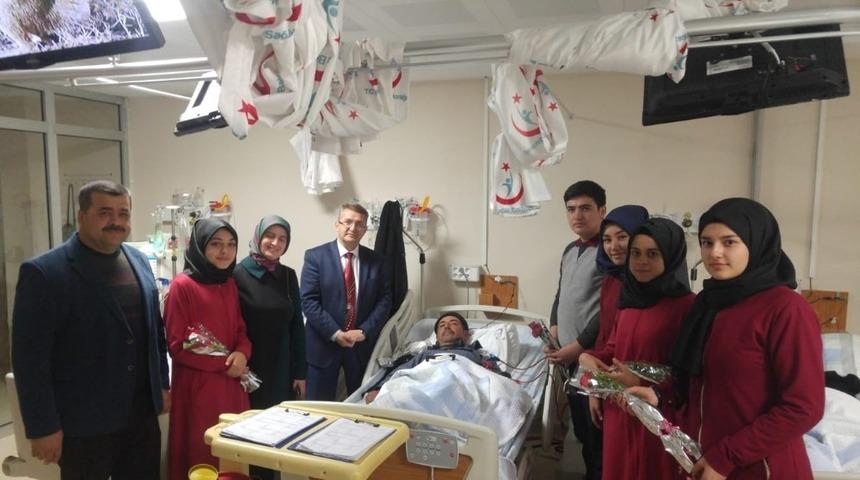 &Ouml;ğrenciler hastaların kandilini kutladı