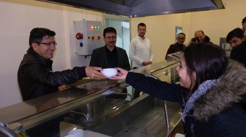 Rekt&ouml;r Taş&rsquo;tan vizeye &ccedil;alışan &ouml;ğrencilere &ccedil;orba ikram etti