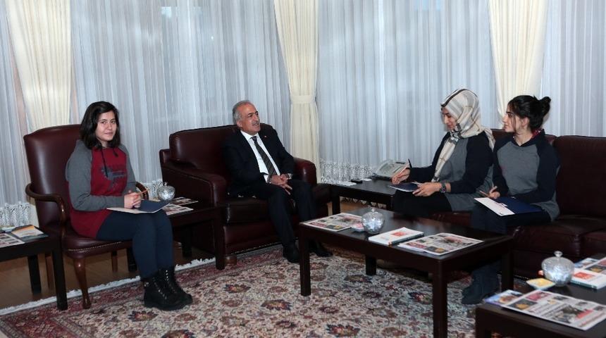 Liseli &Ouml;ğrenciler, Rekt&ouml;r &Ccedil;omaklı ile r&ouml;portaj yaptı