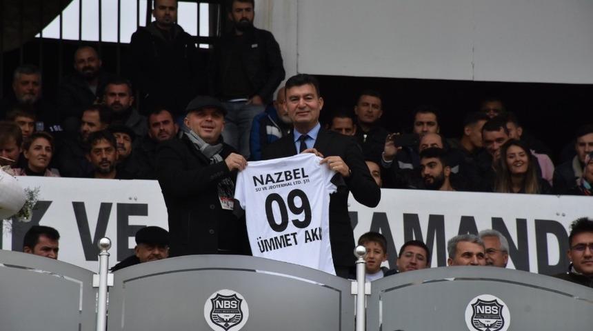 &Uuml;mmet Akın, Nazilli Belediyespor&rsquo;a trib&uuml;nden destek verdi