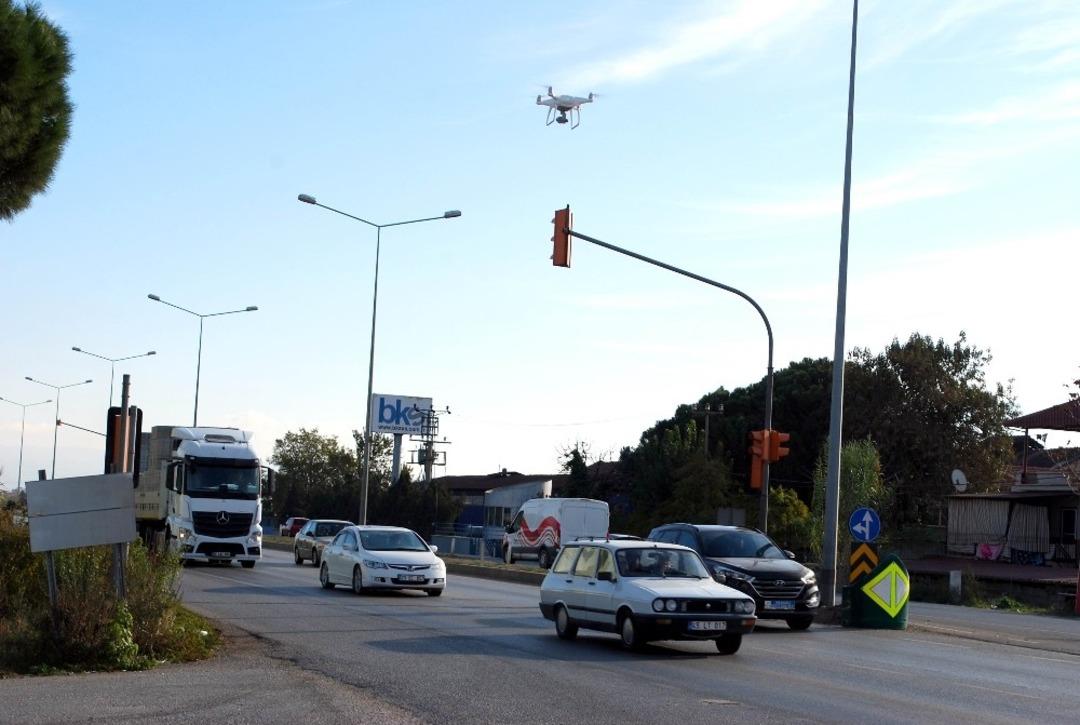 Polis hatalı s&uuml;r&uuml;c&uuml;leri drone ile yakaladı