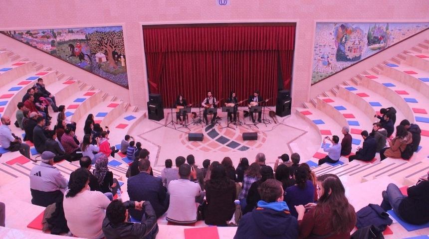 &Acirc;şıklar Anadolu &Uuml;niversitesinde