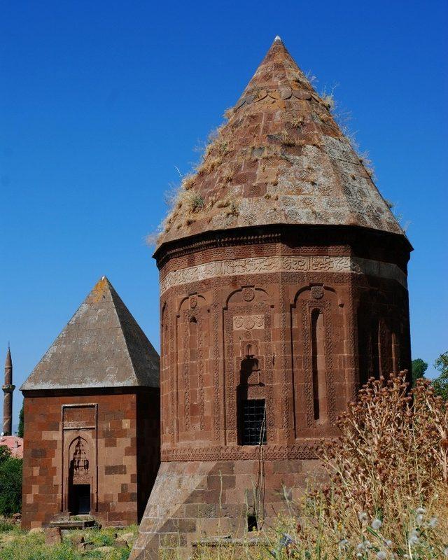 Ahlat’taki tarihi yapılar karekod ile tanıtılacak