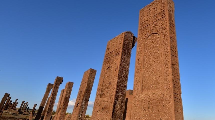 Ahlat’taki tarihi yapılar karekod ile tanıtılacak