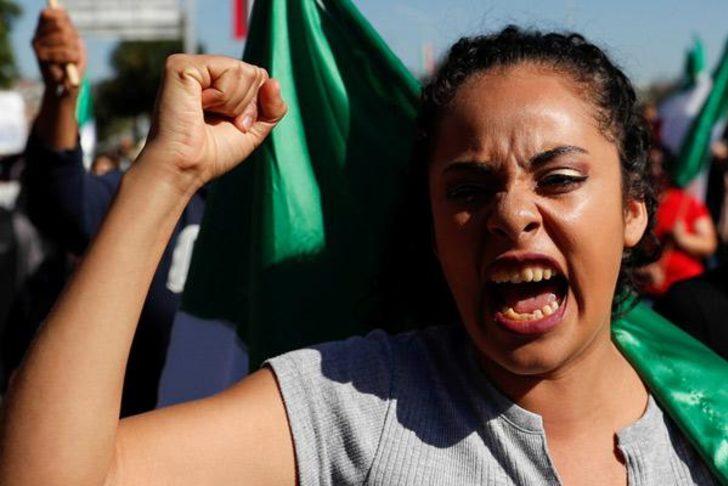 Göçmenleri istemeyen yüzlerce kişi sokaklara döküldü  G1