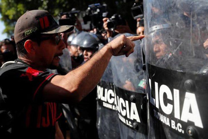 Göçmenleri istemeyen yüzlerce kişi sokaklara döküldü  G3