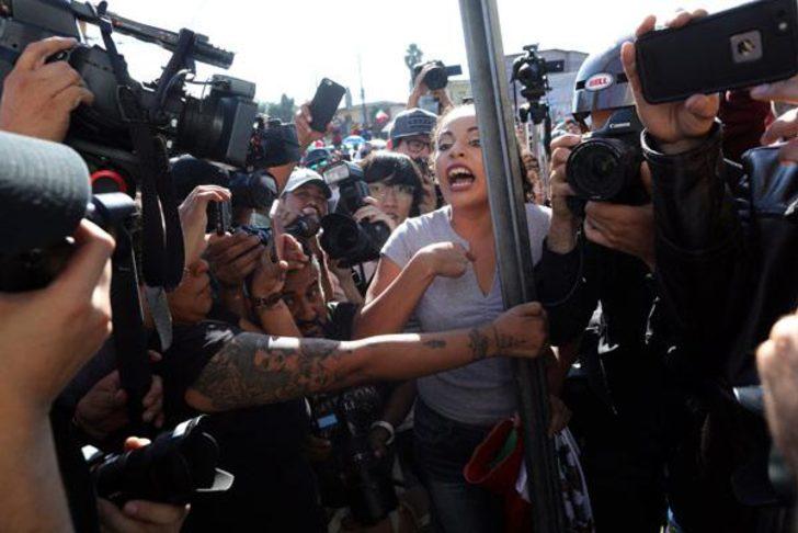 Göçmenleri istemeyen yüzlerce kişi sokaklara döküldü  G4