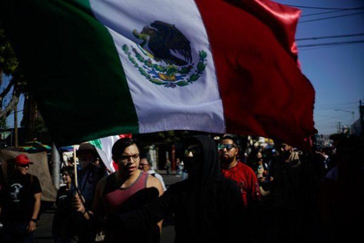 Göçmenleri istemeyen yüzlerce kişi sokaklara döküldü  G5