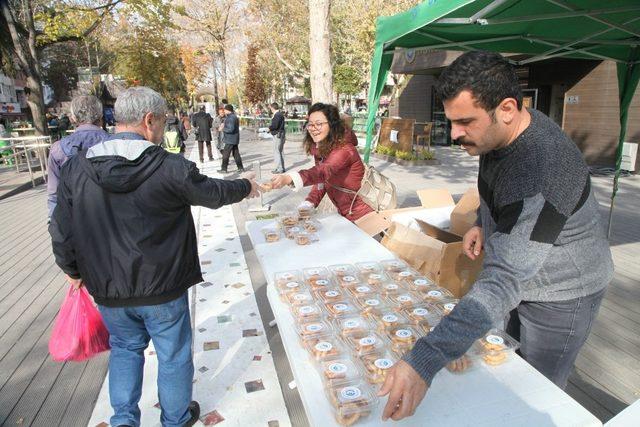 Odunpazarı Belediyesi 14 bin kandil simidi dağıttı