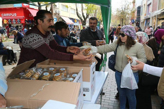 Odunpazarı Belediyesi 14 bin kandil simidi dağıttı