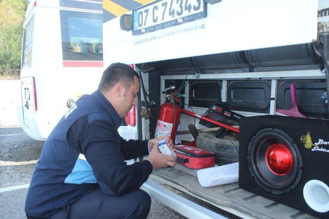 Manavgat’ta denetlenen 25 servis aracından 7’sine ceza uygulandı