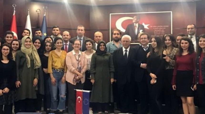 GA&Uuml;N &ouml;ğrencileri K&uuml;resel D&ouml;n&uuml;ş&uuml;m paneline katıldı