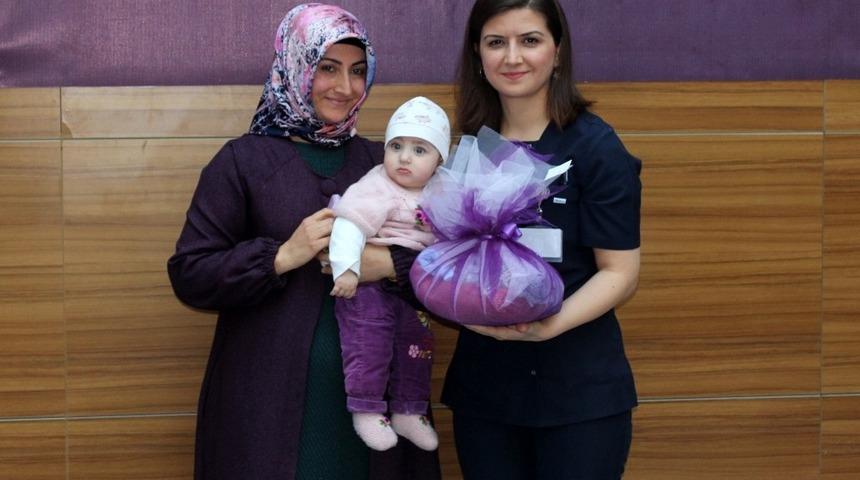 &lsquo;Aceleci bebekler&rsquo; doktorlarıyla buluştu