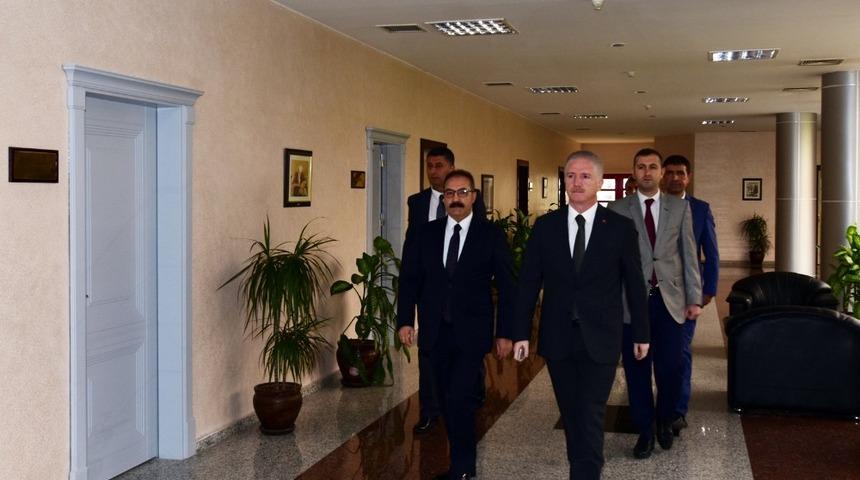 Vali G&uuml;l&rsquo;den Rekt&ouml;r G&uuml;r&rsquo;e ziyaret