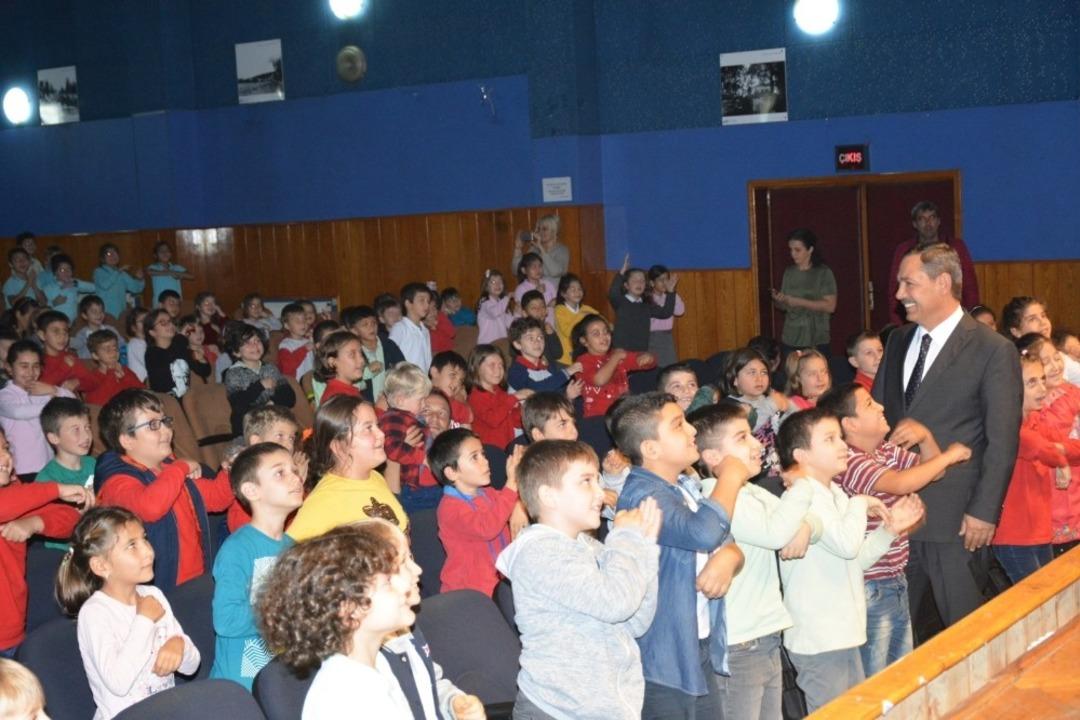 Uysal, &Ouml;ğrencilerle tiyatro izledi