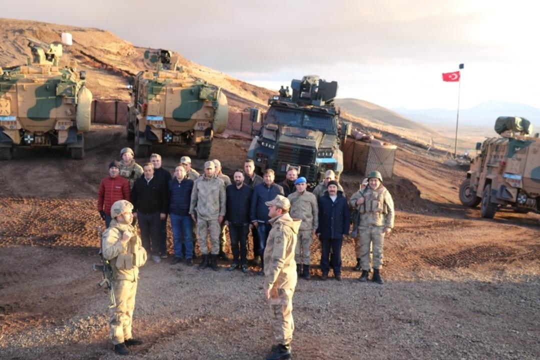 Eski komandolar, g&ouml;rev yaptıkları Tend&uuml;rek&rsquo;te 20 yıl sonra buluştular