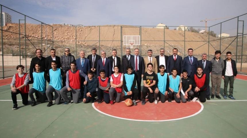 Belediye tarafından liseye k&uuml;t&uuml;phane ve sahalar yapıldı