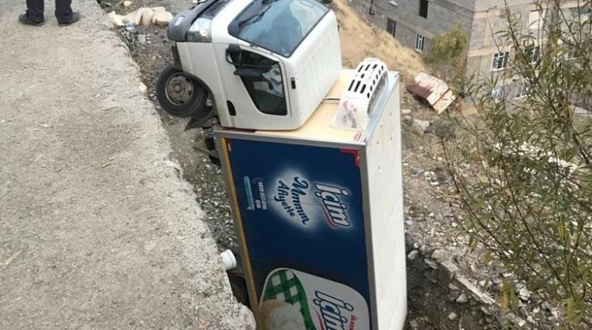 Yoldan &ccedil;ıkan kamyonet amuda kalktı