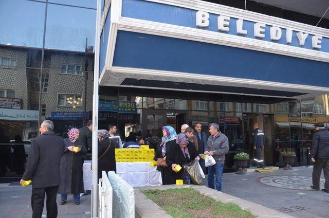 Kırıkkale Belediyesi kandil simidi dağıttı