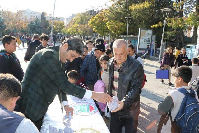 Kırıkkale Belediyesi kandil simidi dağıttı