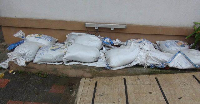 Bandırma'da, sele karşı kum torbalı önlem