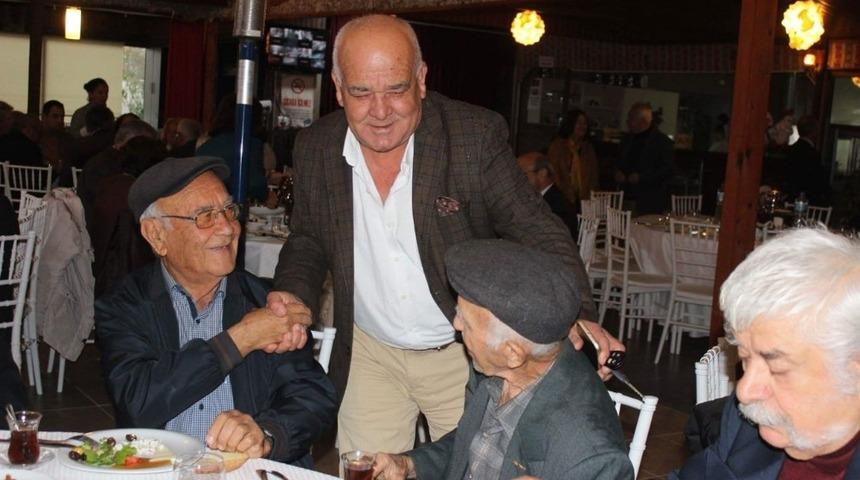 Başkan Kara&ccedil;elik&rsquo;ten emekli &ouml;ğretmenlere anlamlı jest