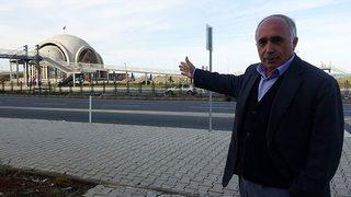 Trabzon'da iki yol ortasına yapılan cami tartışma konusu oldu