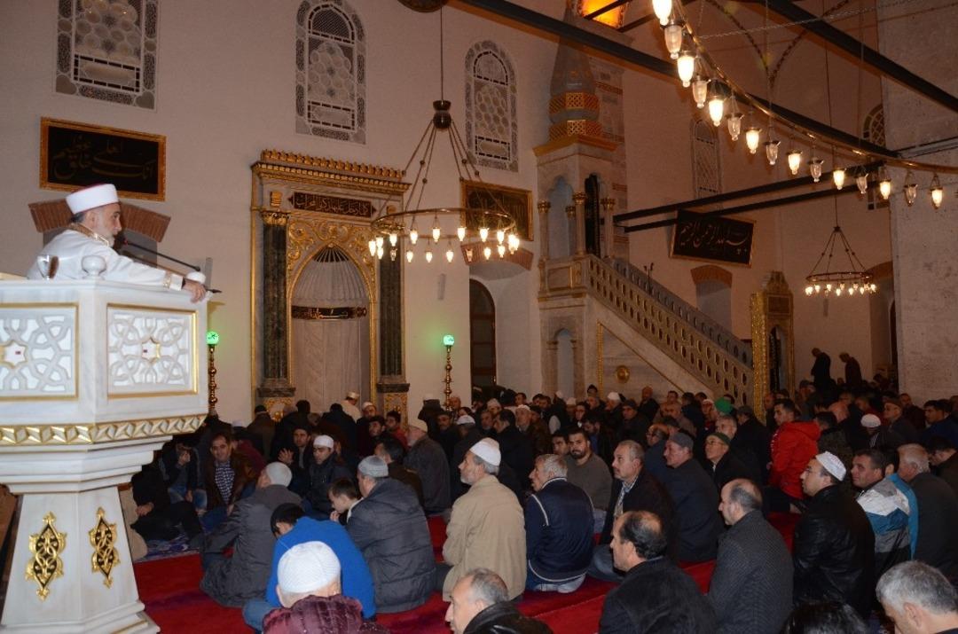 Balıkesir&rsquo;de Mevlit Kandili&rsquo;nde camiler doldu taştı