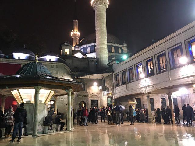 Mevlid Kandili'nde Eyüp Sultan Camii dolup taştı