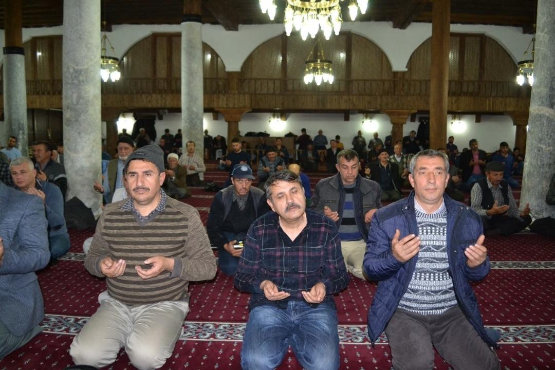 Mevlit Kandili&rsquo;nde vatandaşlar camilere akın etti