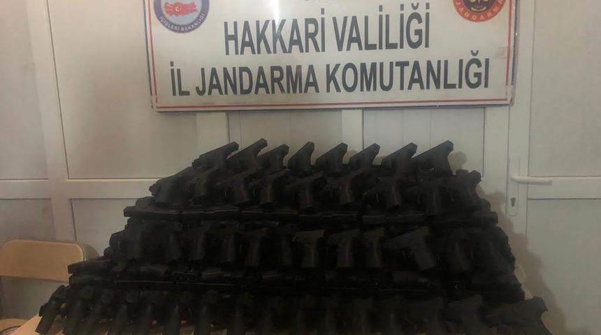 Hakkari'de ka&ccedil;ak sigara, kurusıkı tabanca ve takı &ccedil;eşitleri ele ge&ccedil;irildi