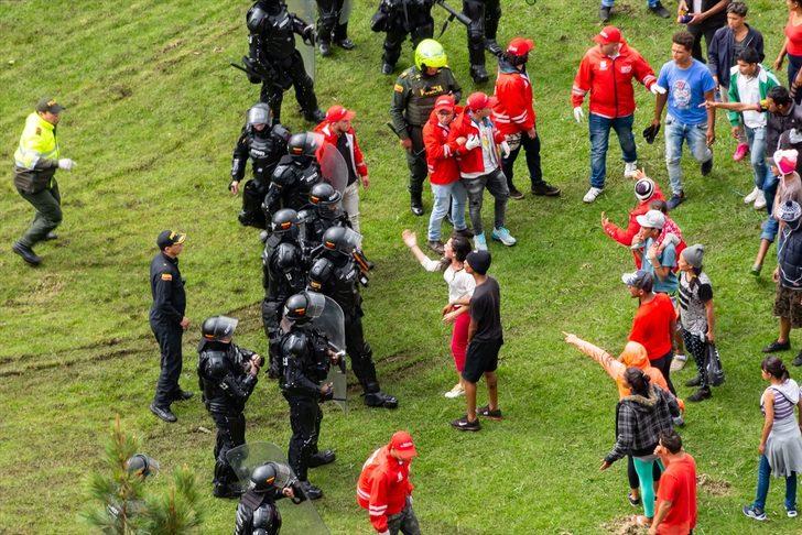 Kolombiya'da göçmen kampındaki arbedeye karışan 15 Venezuelalıya sınır dışı kararı G1