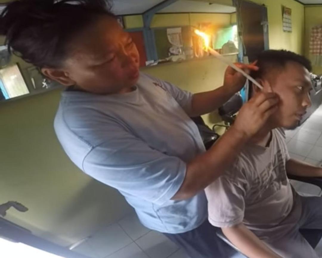 Yol kenarında ayak&uuml;st&uuml; tedavi! &Ouml;nce yakıyorlar, sonra da...