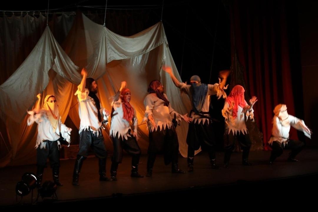 İpekyolu&rsquo;nda &ldquo;Binbir Gece Masalları&rdquo; oyunu sahnelendi