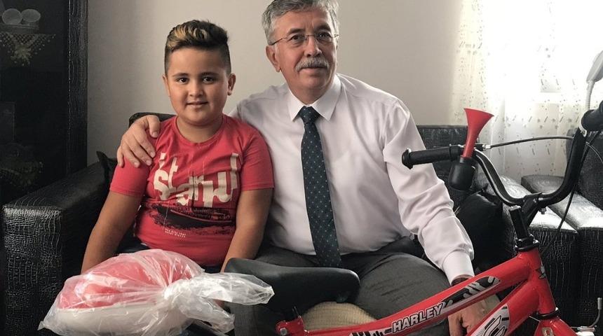 Başkan &Ccedil;etin 14 yılda yaklaşık 4 bin 200 s&uuml;nnet olan &ccedil;ocuğu evinde ziyaret etti