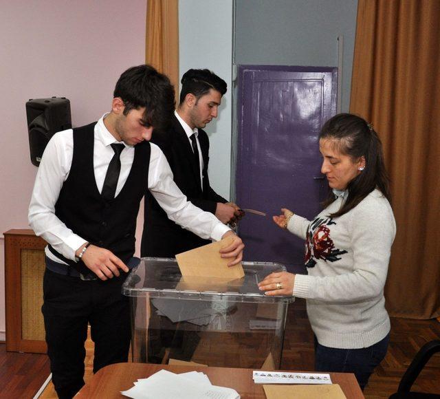 Gümüşhane’de öğrenciler meclis başkanını seçti