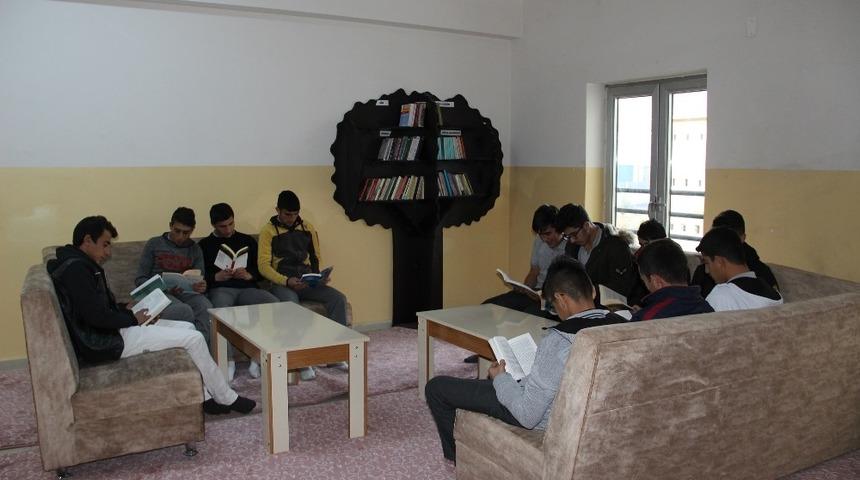 &Ouml;ğrencilerin kitaplığı, bağış kitaplarıyla doldu