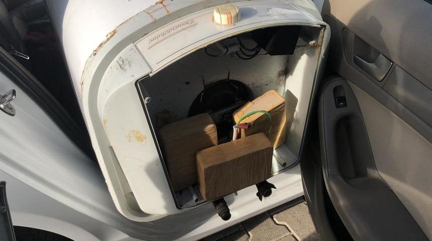 Otomobildeki termosifonlardan eroin ve Afyon sakızı &ccedil;ıktı