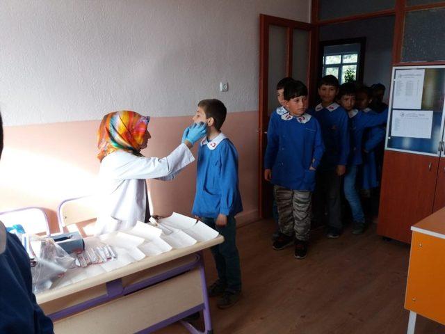 İlkokul  öğrencilerine dişlerine florür vernik uygulaması
