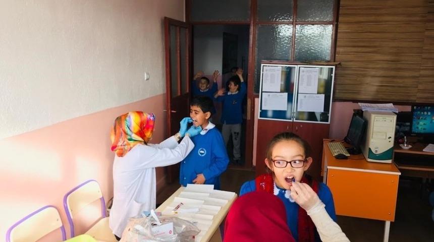 İlkokul  öğrencilerine dişlerine florür vernik uygulaması