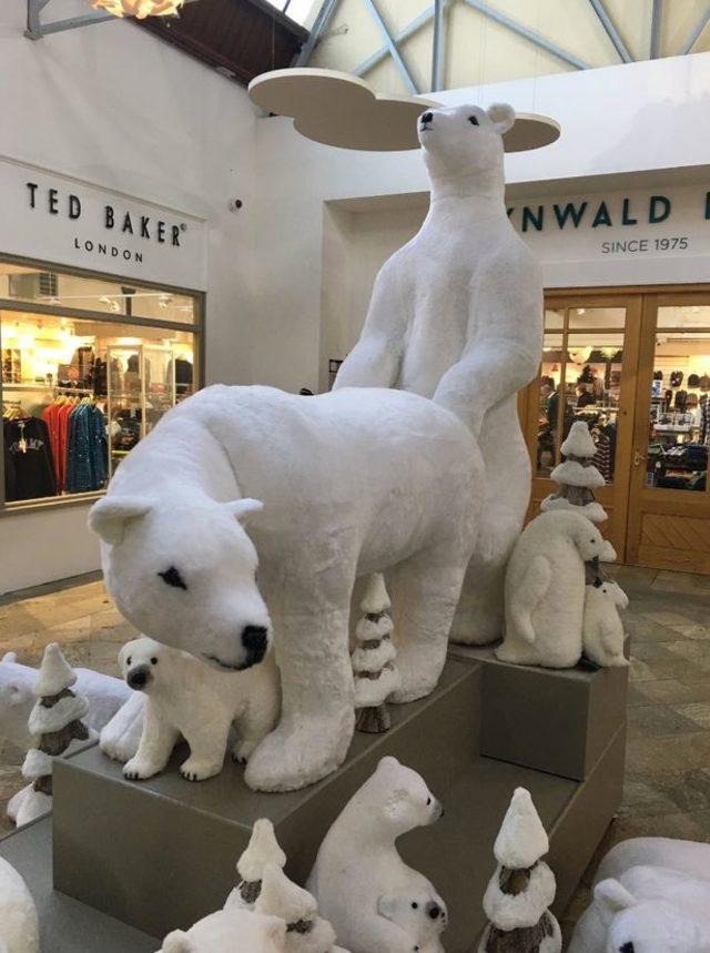 1_POLAR-XXX-PRESS-Shoppers-stunned-at-lewd-positions-of-polar-bears-in-Christmas-shopping-centre-displ1