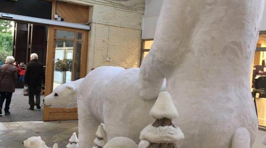 Alışveriş merkezine dikilen bu heykel tartışma yarattı!