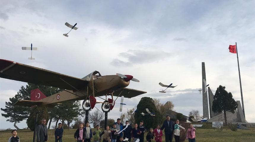 Kuruluşun ve kurtuluşun topraklarında model u&ccedil;aklar havalandı