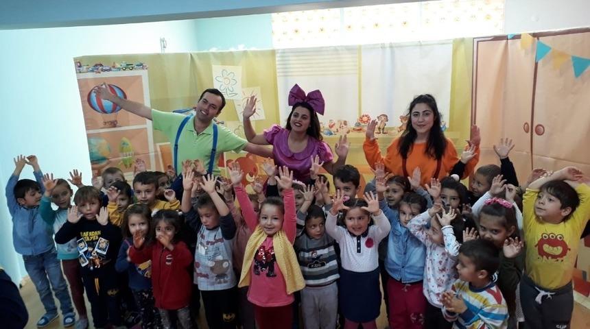 Minik &ouml;ğrenciler ilk kez tiyatro izlemenin heyecanını yaşadılar