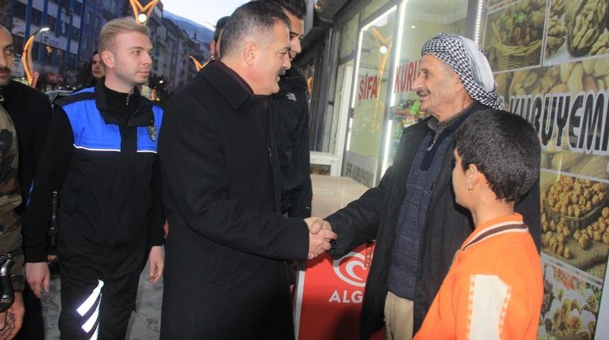 Vali Akbıyık, y&ouml;resel kıyafetler hakkında bilgi aldı